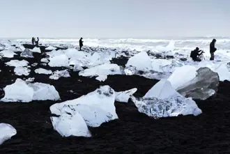 Diamond Beach Cloudy Day People Photographing.