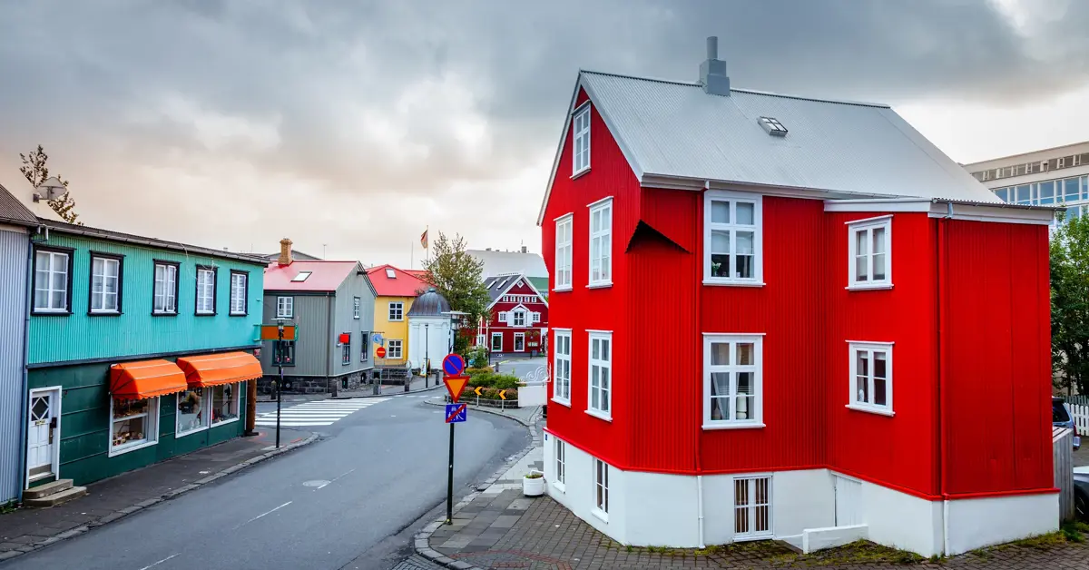 https://www.travelreykjavik.com/media/hl0bnwmm/reykjavik-city-tour-downtown-colorful-houses-scenery_large2400x1560.webp?height=628&mode=crop&width=1200